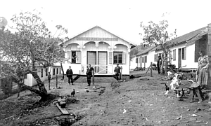 Seminara di Palmi di Calabria 1909 - Giorgio Gregorj in piedi dinnanzi al ricostruito villaggio